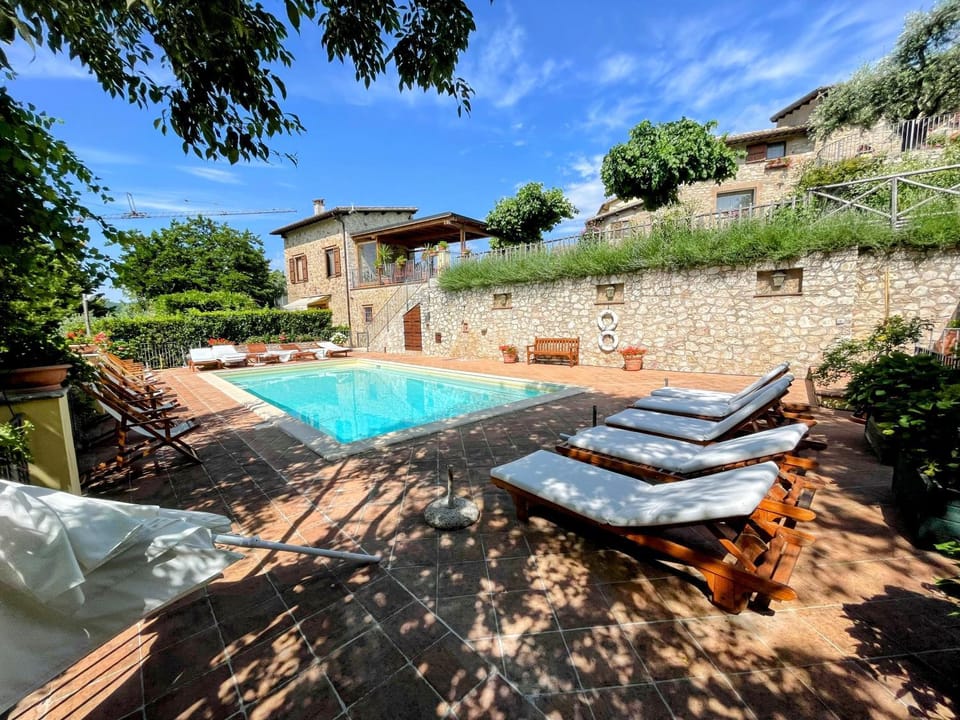 Luxurious Umbrian Retreat for 10 with Private Terrace and Pool House in Umbria