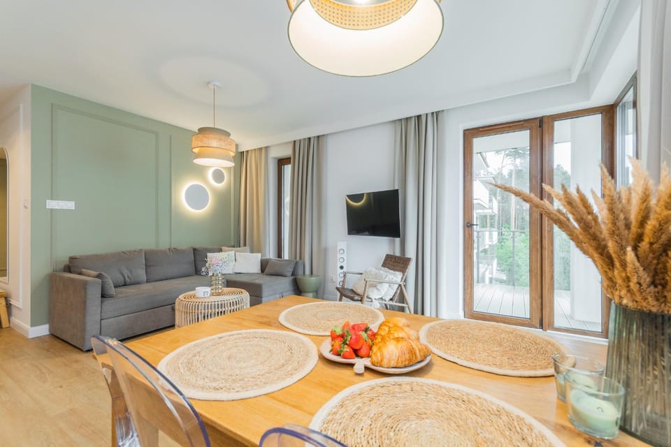 TV and multimedia, Living room, Food and drinks, Seating area, Dining area, Food
