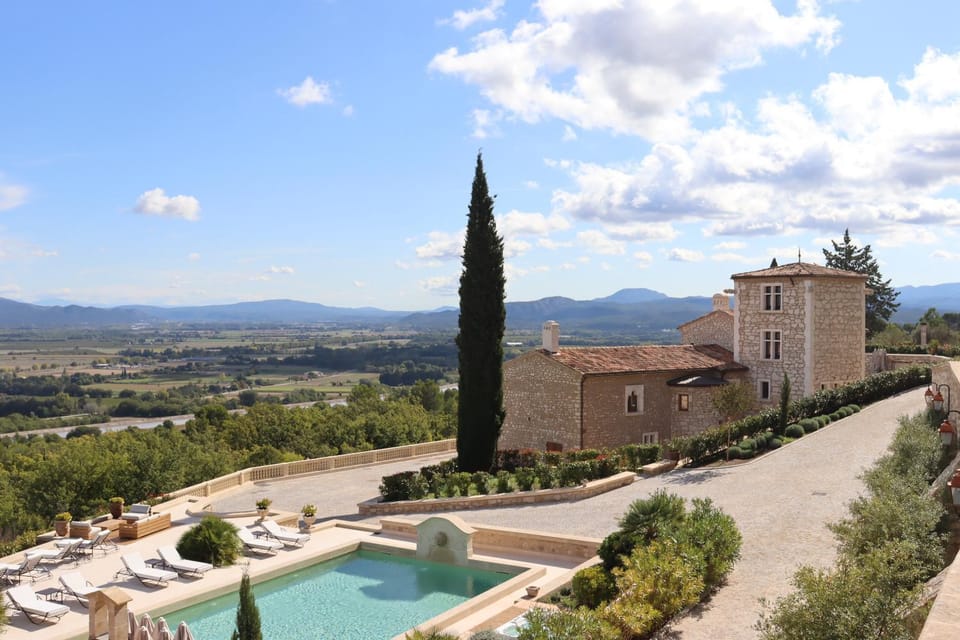 Property building, Nearby landmark, Natural landscape, Landmark view, Mountain view, Swimming pool, Swimming pool, Parking