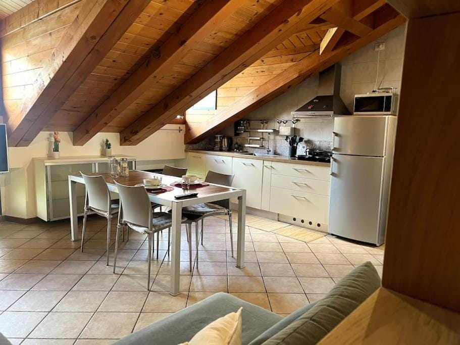 Coffee/tea facilities, Kitchen or kitchenette, Living room, Dining area, oven, stove