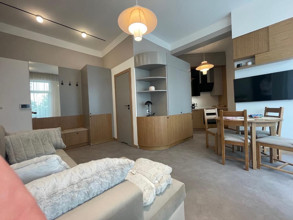 TV and multimedia, Seating area, Dining area