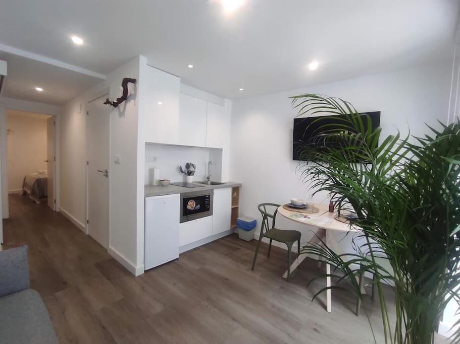 Kitchen or kitchenette, Dining area, stove