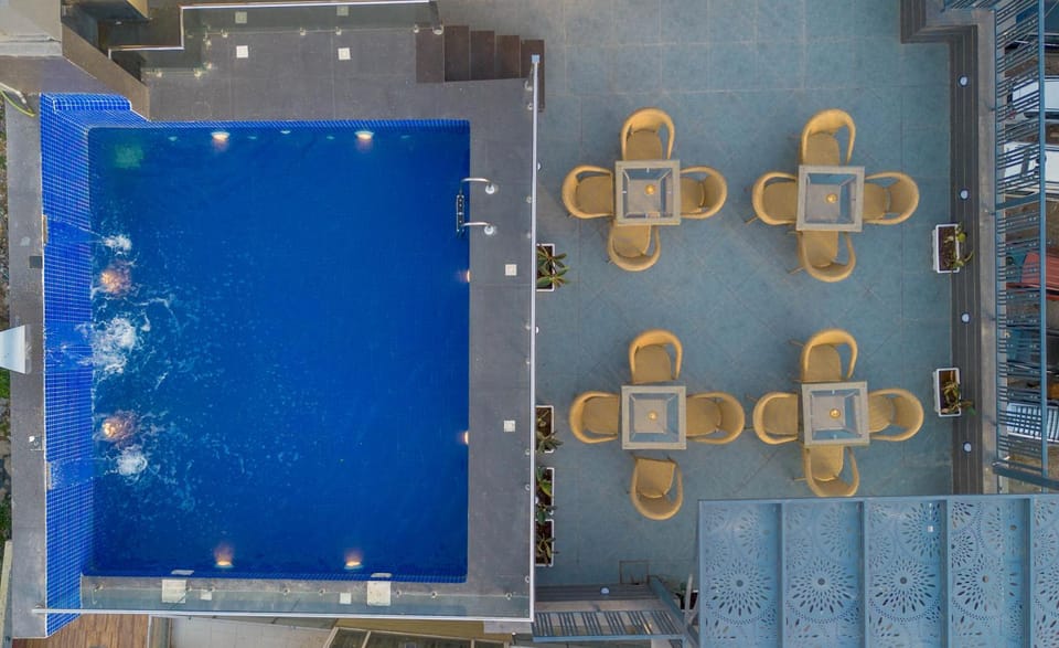 Pool view, Swimming pool, sunbed