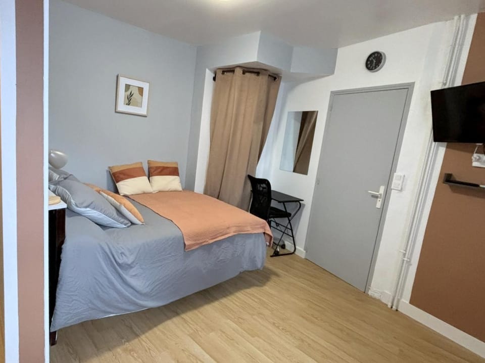 Bed, TV and multimedia, Bedroom