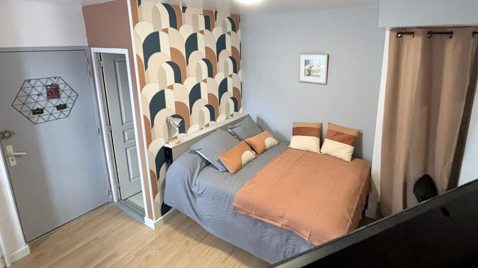 Bed, Photo of the whole room, Bedroom