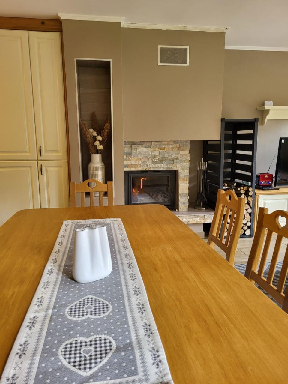 Dining area, fireplace