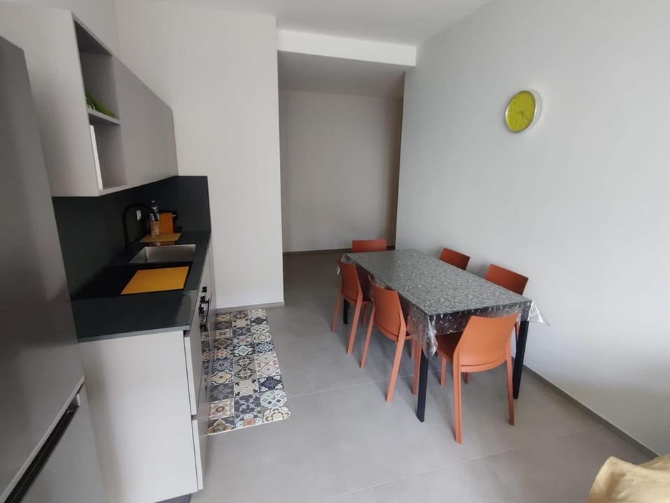 Kitchen or kitchenette, Living room, Dining area, oven