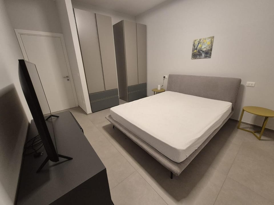 Bed, TV and multimedia, Photo of the whole room, Bedroom