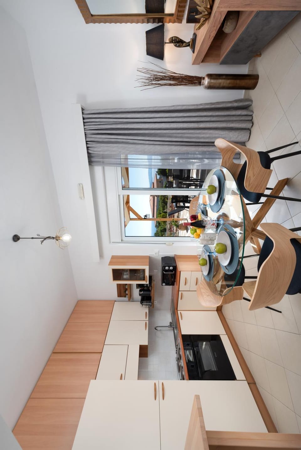 Kitchen or kitchenette, Dining area