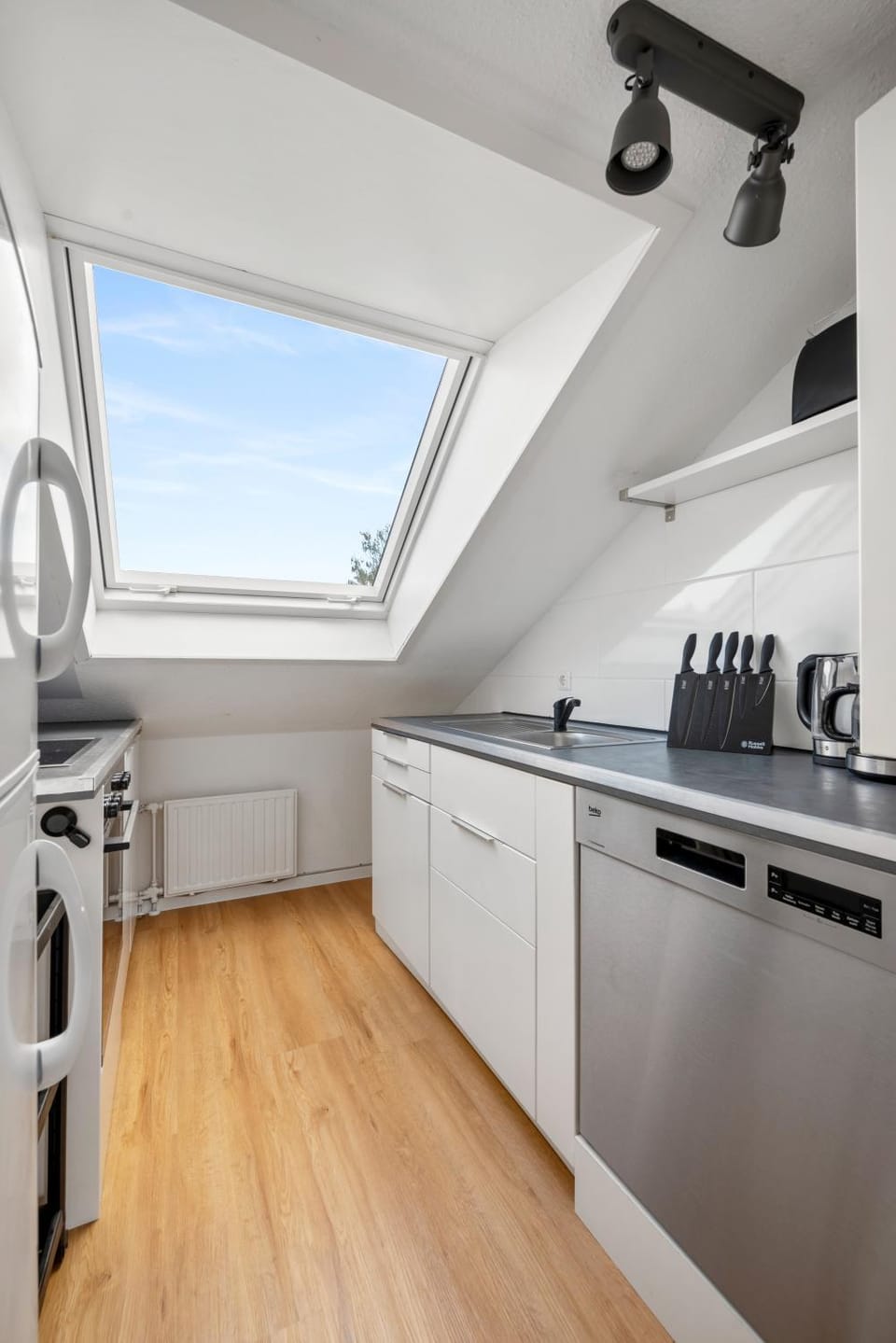 Kitchen or kitchenette, dishwasher, stove