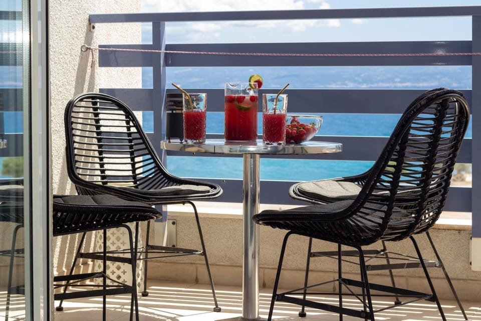 View (from property/room), Balcony/Terrace, Seating area, Sea view, Drinks