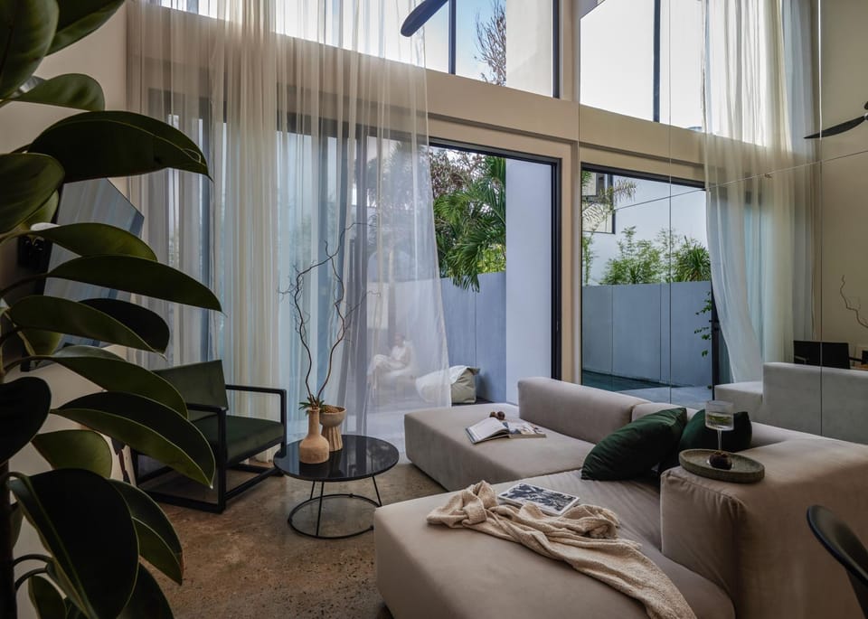 TV and multimedia, Living room, Seating area, Pool view