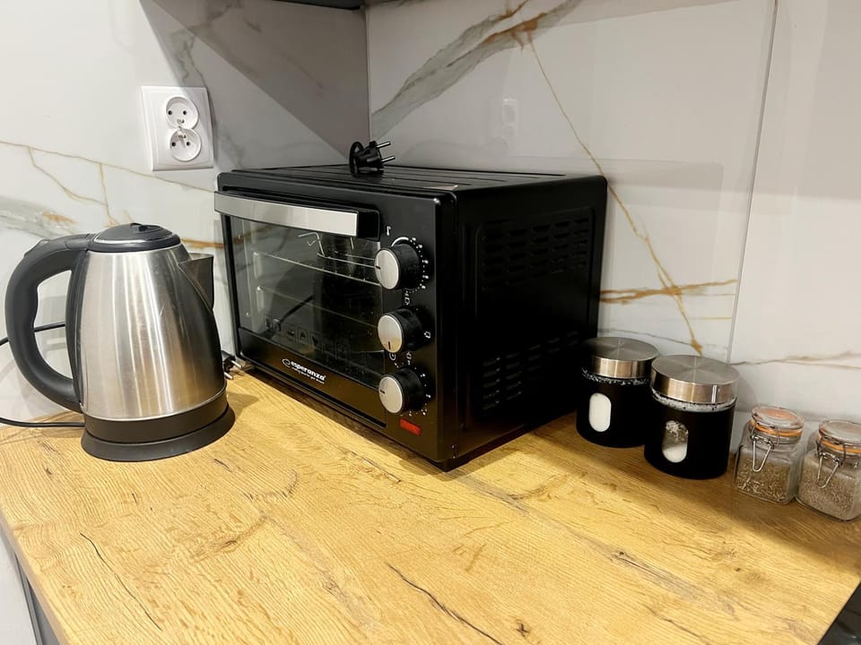 Coffee/tea facilities, Kitchen or kitchenette, microwave, oven, kitchen