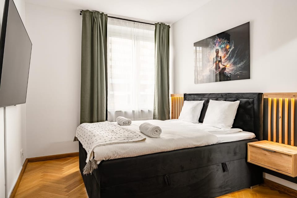 Bed, TV and multimedia, Bedroom, towels