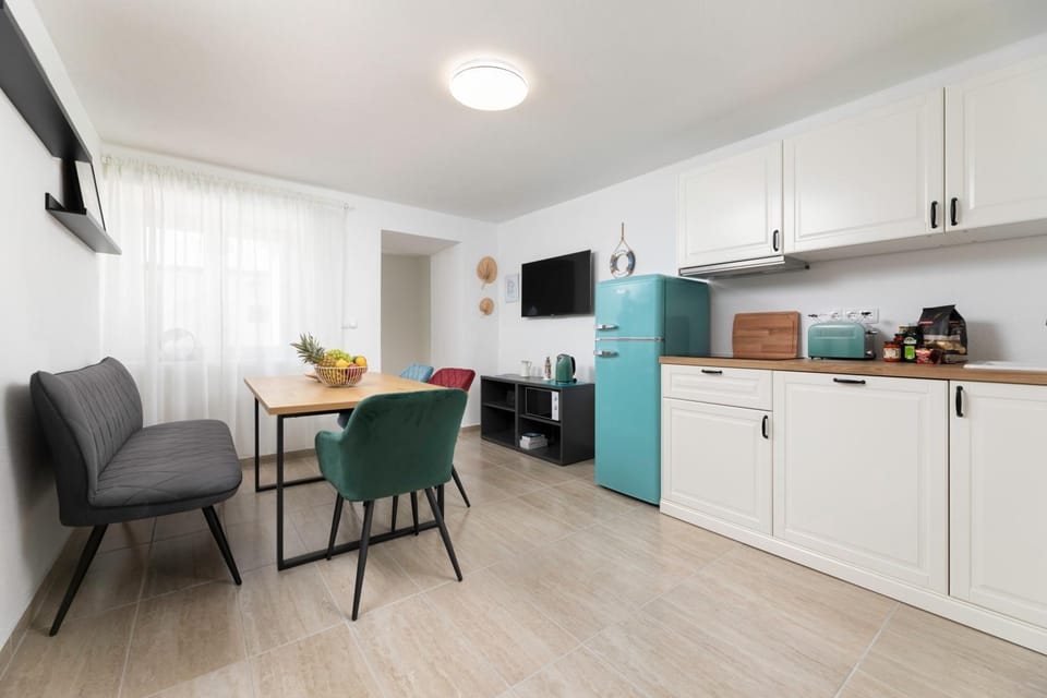 TV and multimedia, Kitchen or kitchenette, Living room, Seating area, Dining area, dishwasher, microwave, stove