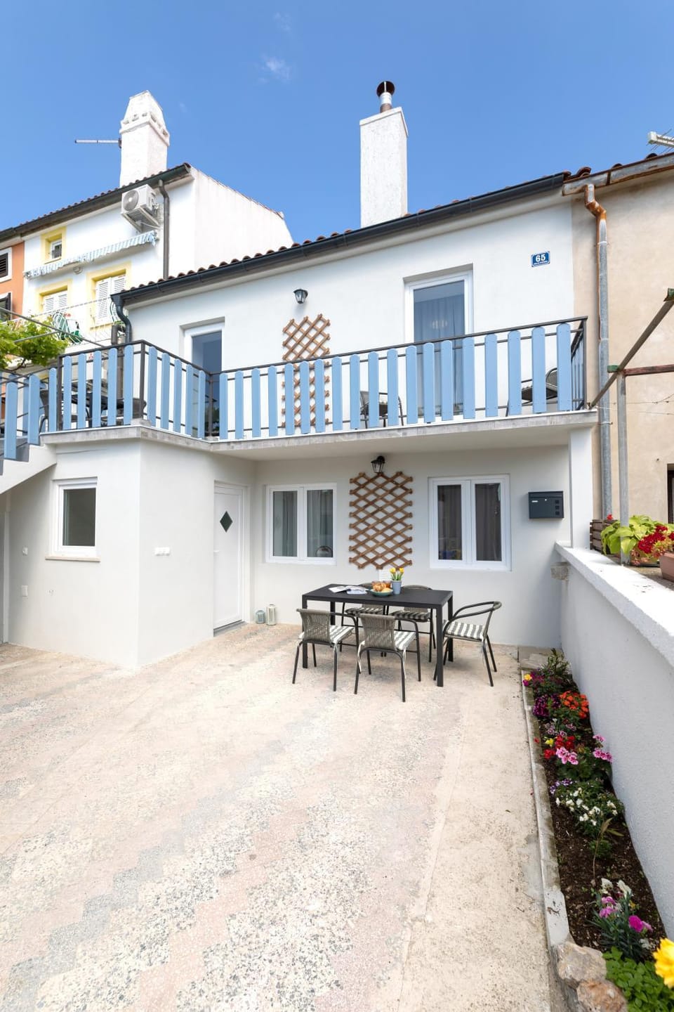 Property building, Patio, Day, Balcony/Terrace