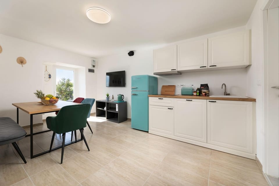 TV and multimedia, Coffee/tea facilities, Kitchen or kitchenette, Living room, Seating area, Dining area, dishwasher, stove