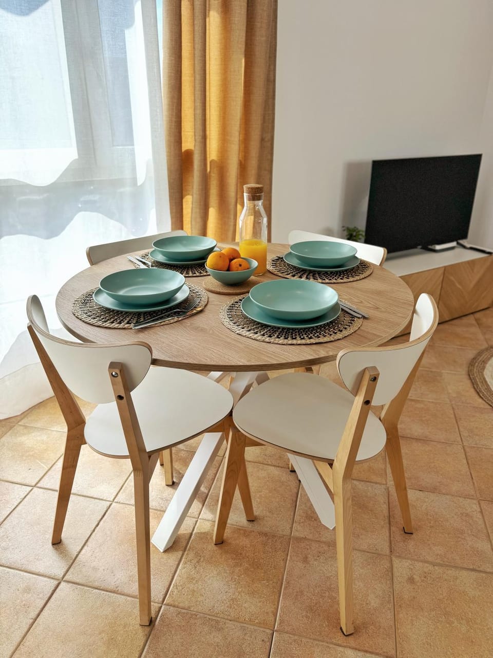 TV and multimedia, Living room, Seating area, Dining area