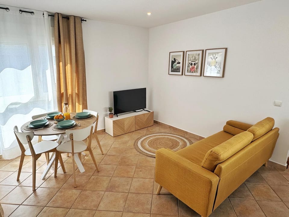 Communal lounge/ TV room, TV and multimedia, Living room, Seating area, Dining area
