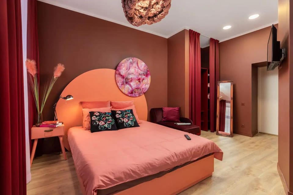 Bed, TV and multimedia, Photo of the whole room, Seating area, Bedroom