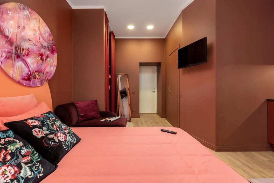 Bed, TV and multimedia, Living room, Seating area