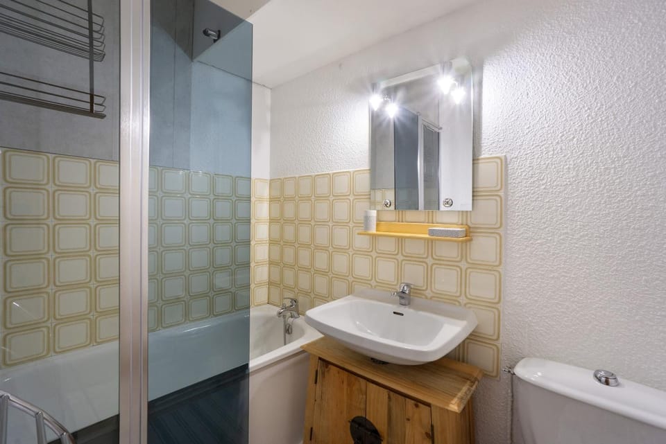 Bathroom, Living room