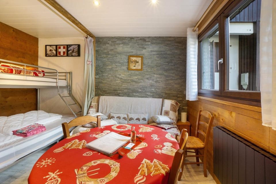 Property building, Living room, Bedroom