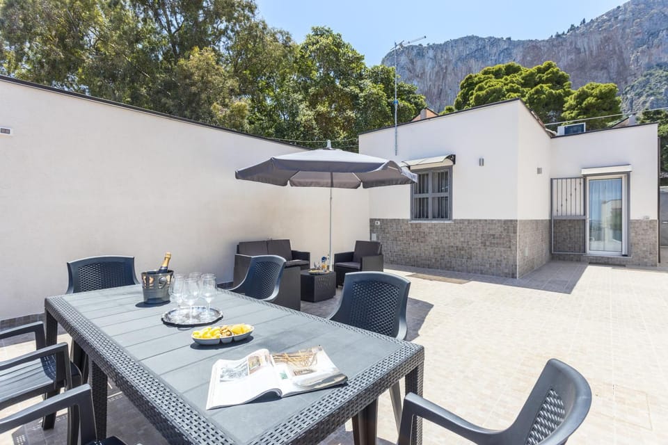 Property building, Balcony/Terrace, Living room