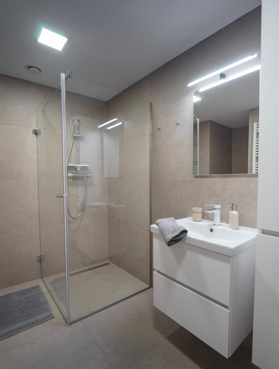 Shower, Bathroom, towels