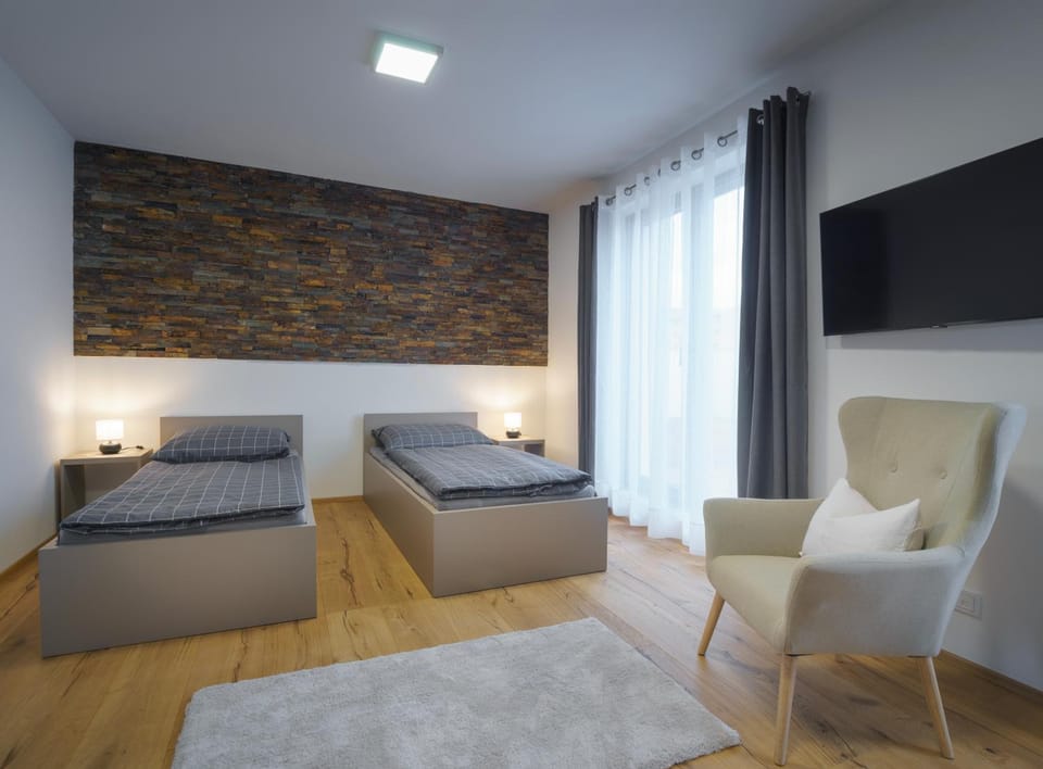 Bed, TV and multimedia, Photo of the whole room, Seating area, Bedroom