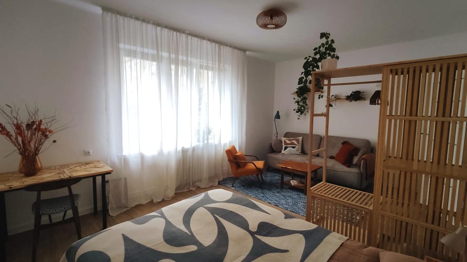 Photo of the whole room, Bedroom