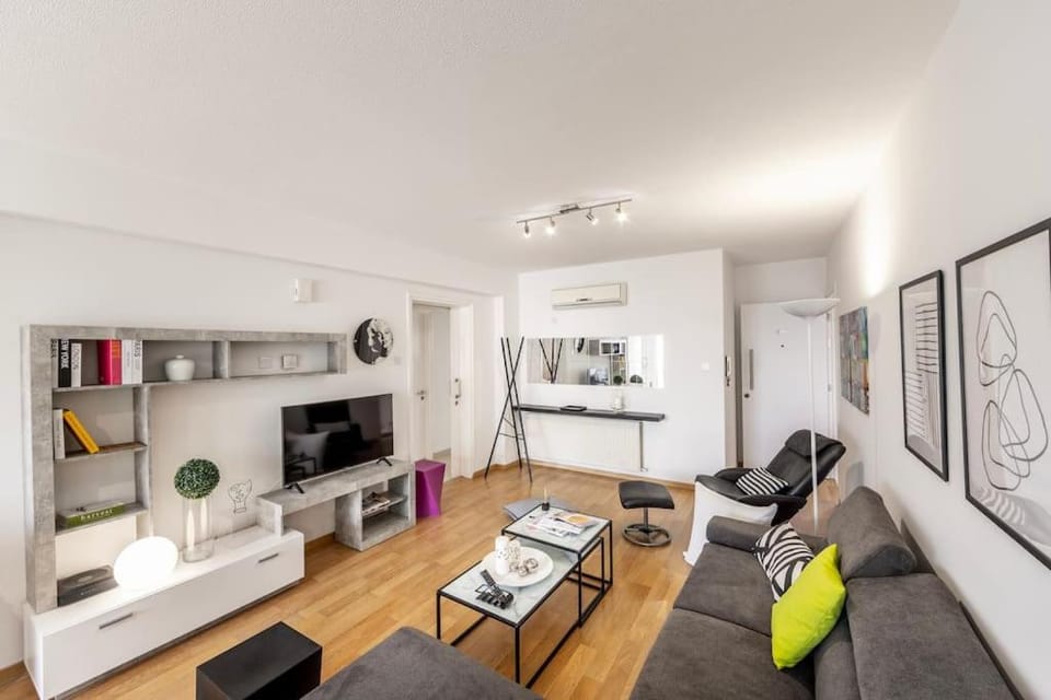 TV and multimedia, Living room, Seating area, Evening entertainment