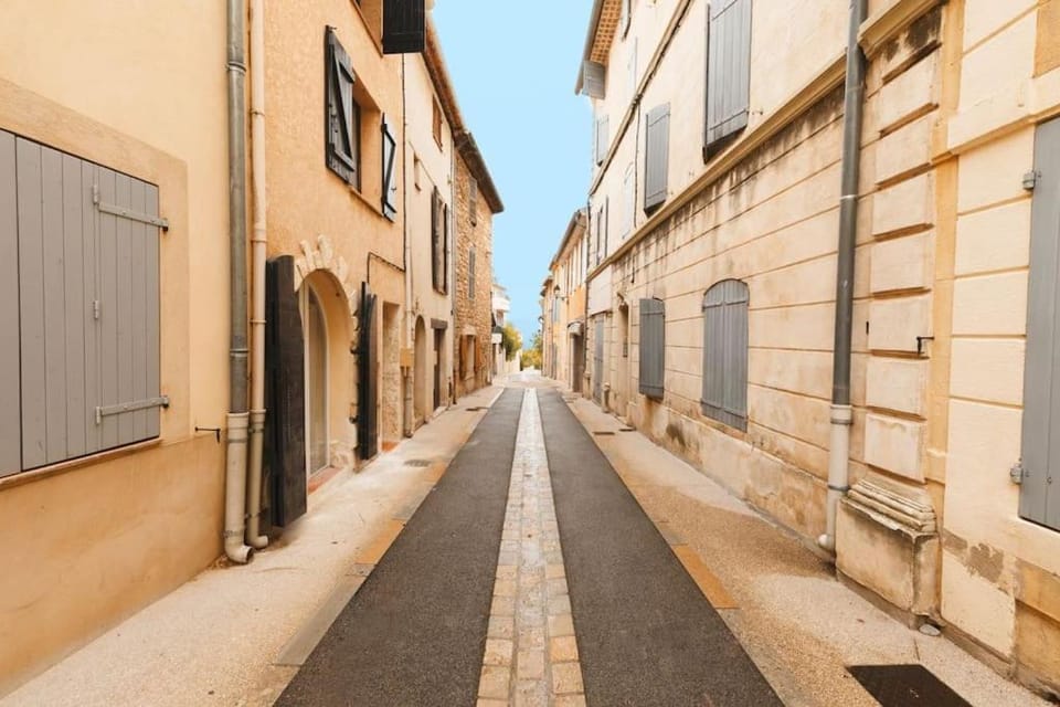 Neighbourhood, Street view