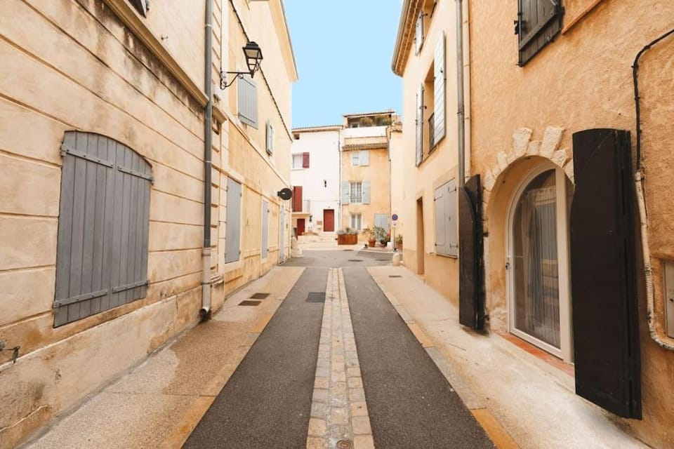 Neighbourhood, Street view, Location