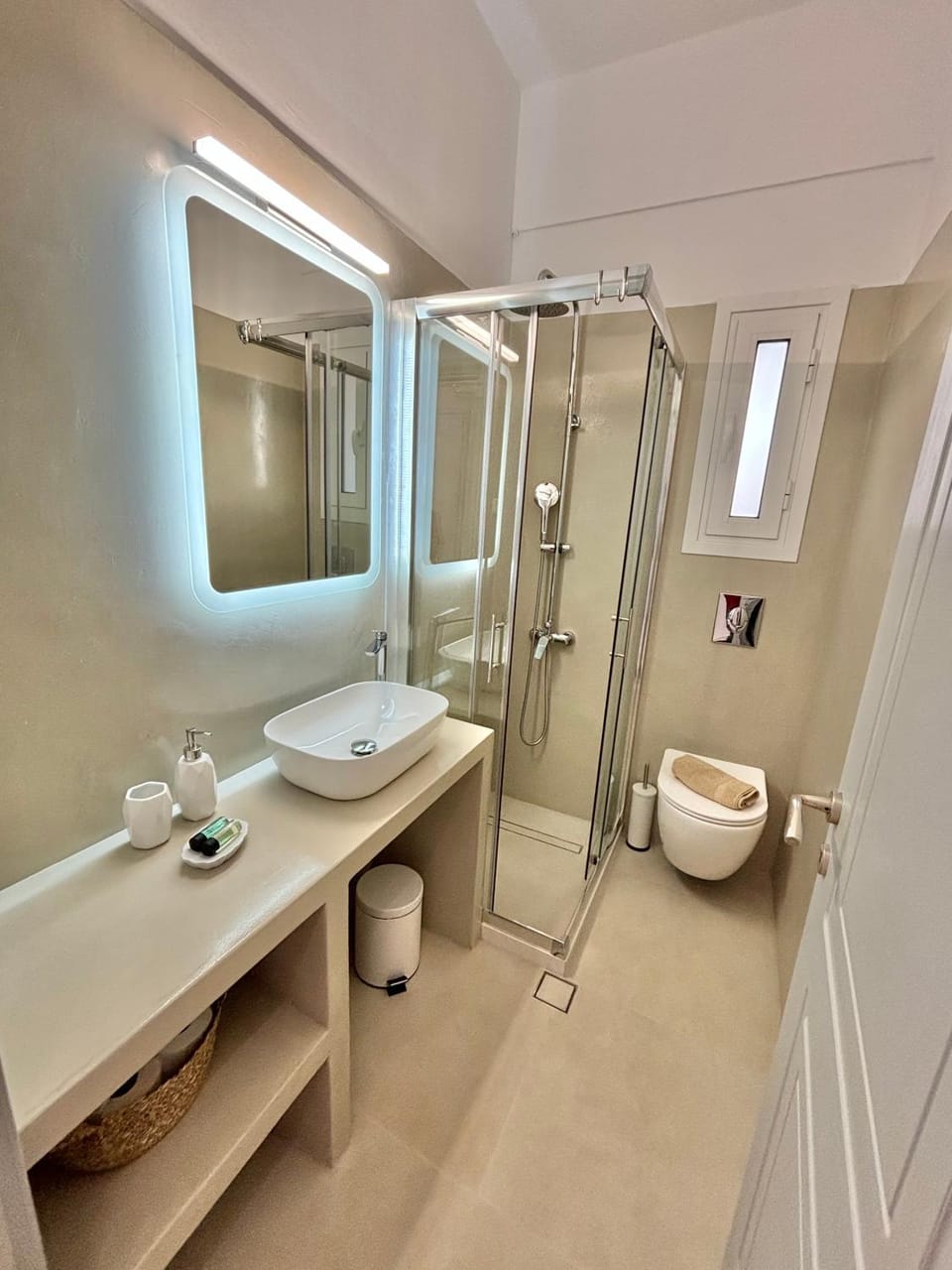 Shower, Toilet, towels
