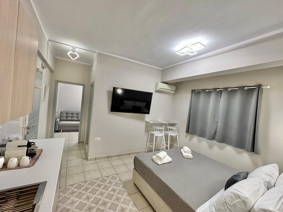 Bed, TV and multimedia, Photo of the whole room, Bedroom