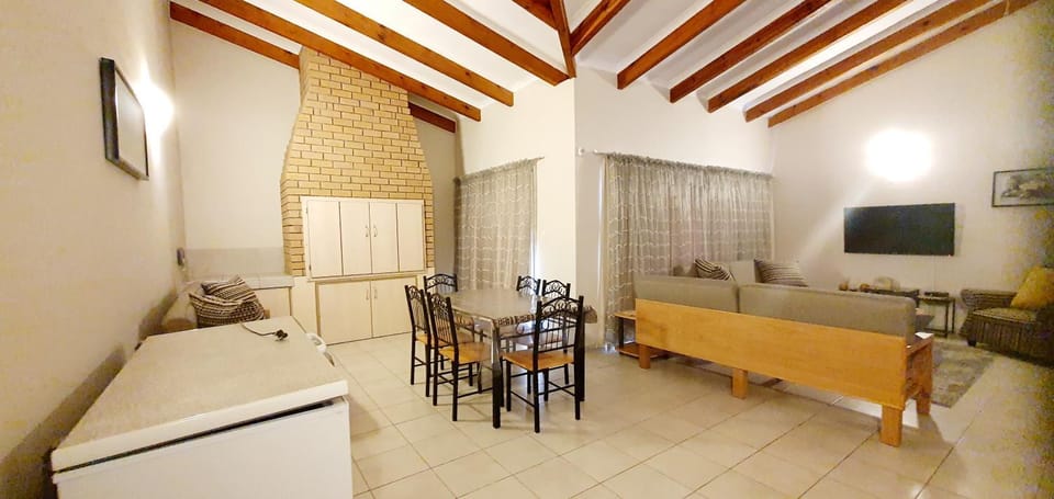 Living room, Seating area, Dining area, fireplace