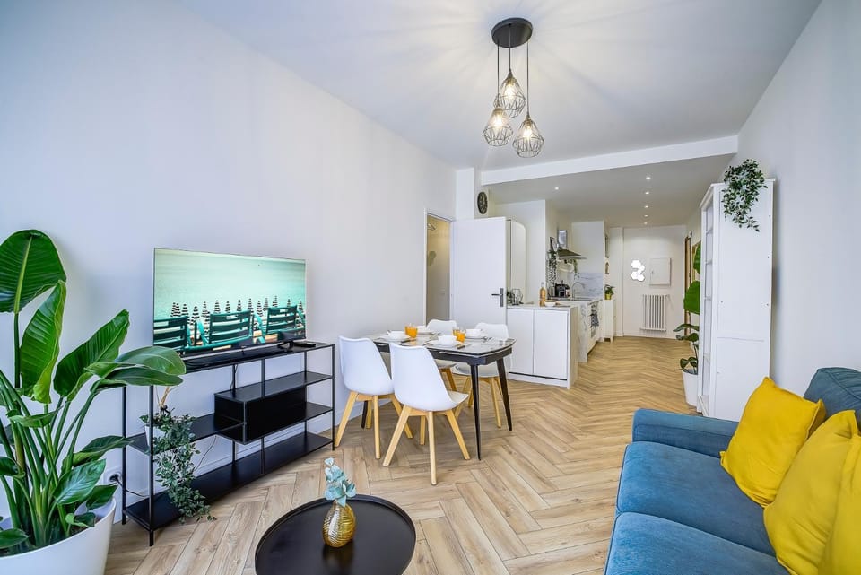 TV and multimedia, Kitchen or kitchenette, Living room, Seating area, Dining area