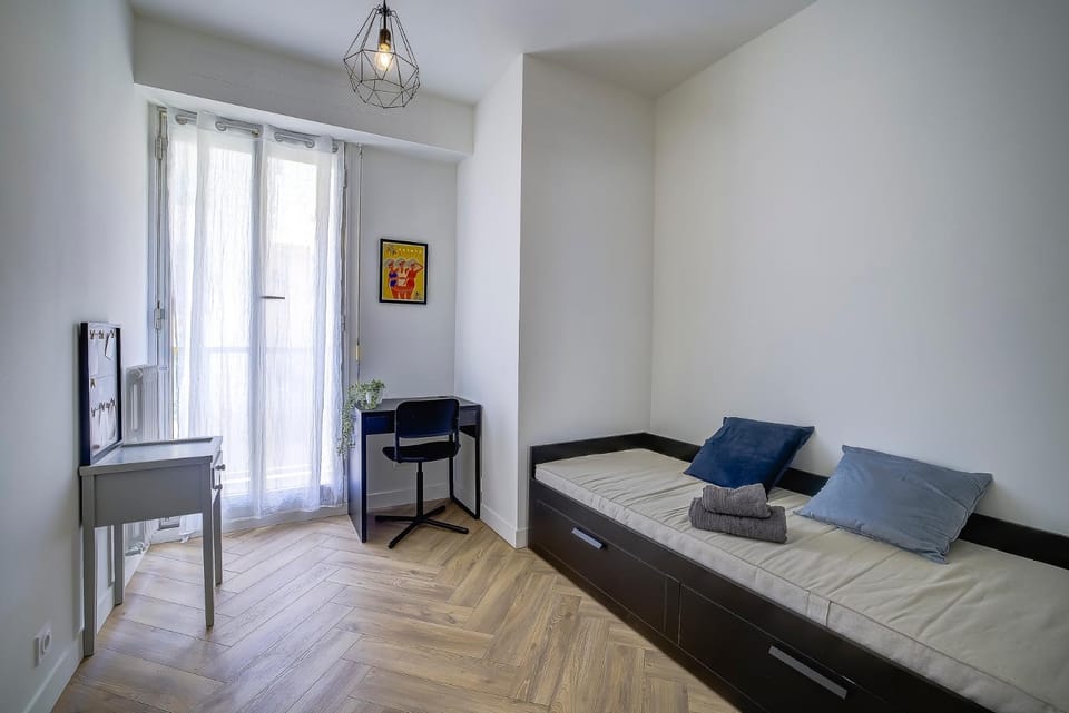 Bed, Living room, Seating area, Bedroom