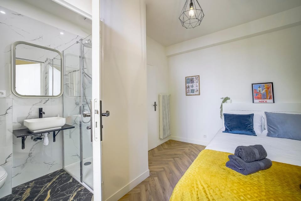 Shower, Toilet, Bedroom, towels