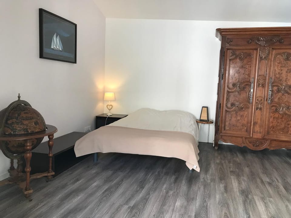 Bed, Photo of the whole room