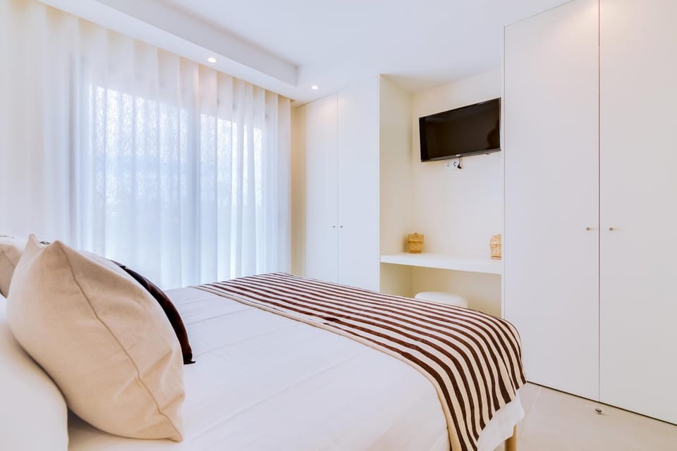 Bed, TV and multimedia, Photo of the whole room, Bedroom