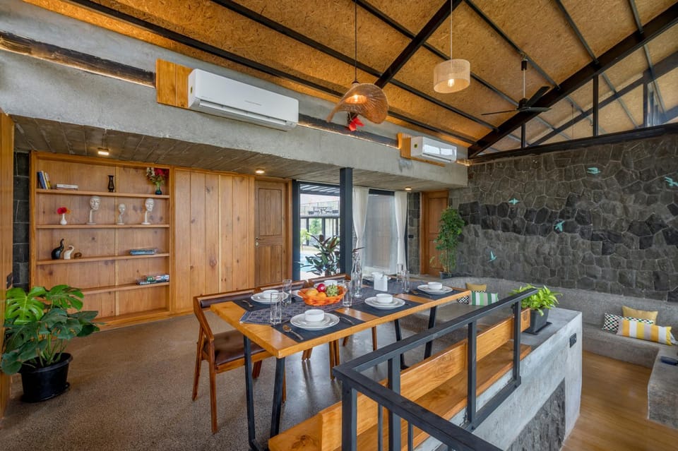 Kitchen or kitchenette, Food and drinks, Seating area, Dining area, Food, Breakfast, Lunch, Dinner, air conditioner