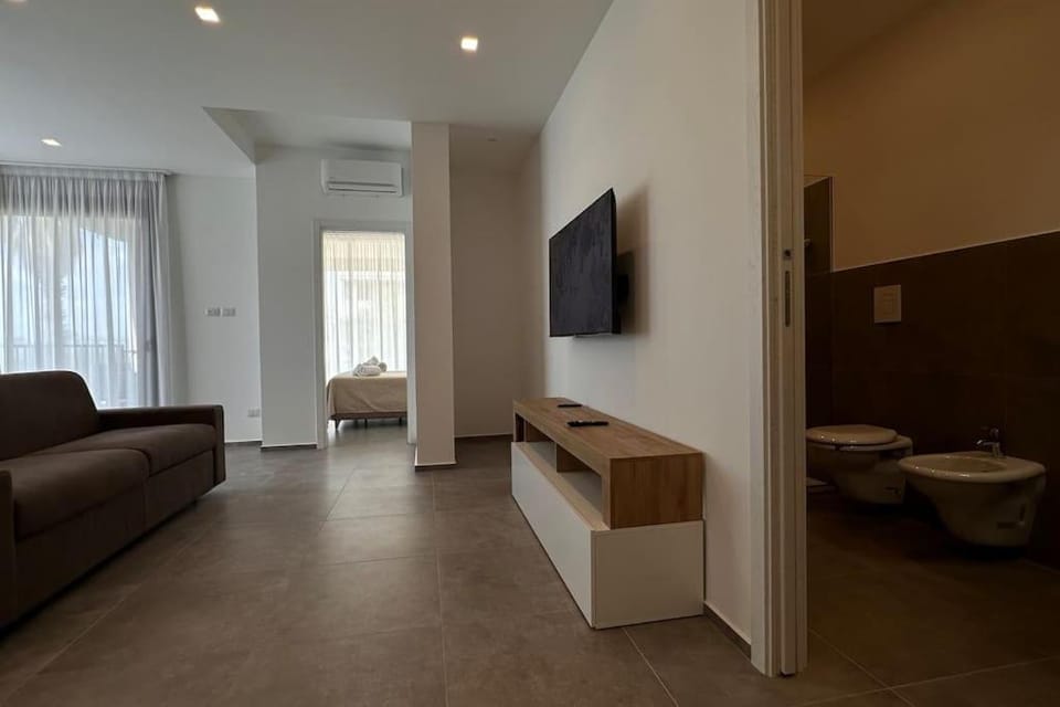 Toilet, Communal lounge/ TV room, Bathroom, TV and multimedia, Living room, Seating area, Evening entertainment, air conditioner