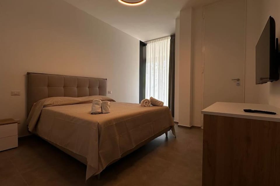 Bed, TV and multimedia, Photo of the whole room, Bedroom, towels