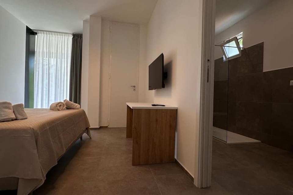 Bed, TV and multimedia, Photo of the whole room, Bedroom