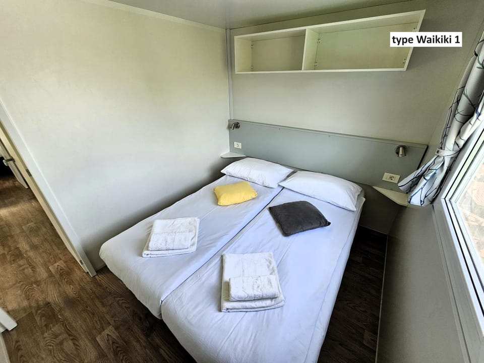 Bed, Bedroom, towels
