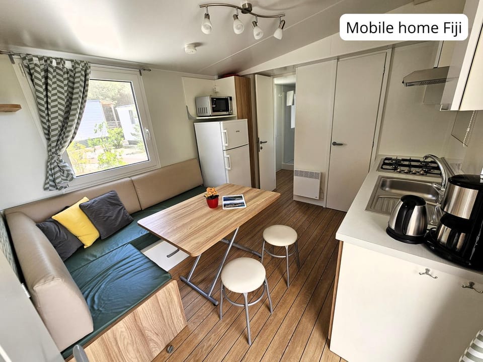 Kitchen or kitchenette, Living room, Seating area, Dining area