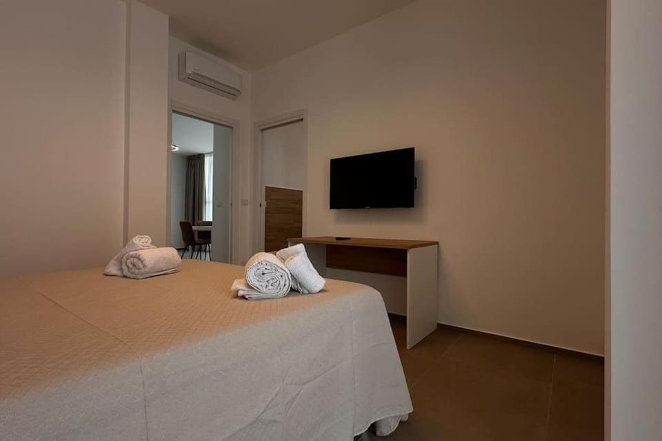 Bed, TV and multimedia, Photo of the whole room, Bedroom, towels