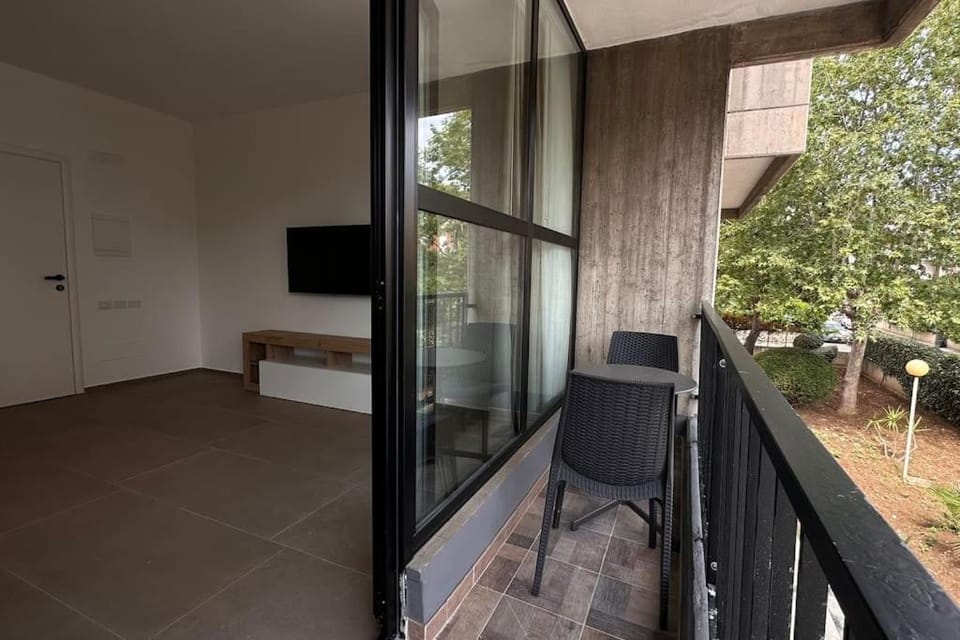 Patio, Spring, Day, TV and multimedia, View (from property/room), Balcony/Terrace, Living room, Seating area, Evening entertainment, Garden view